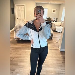 WOMENS NIKE WINDBREAKER